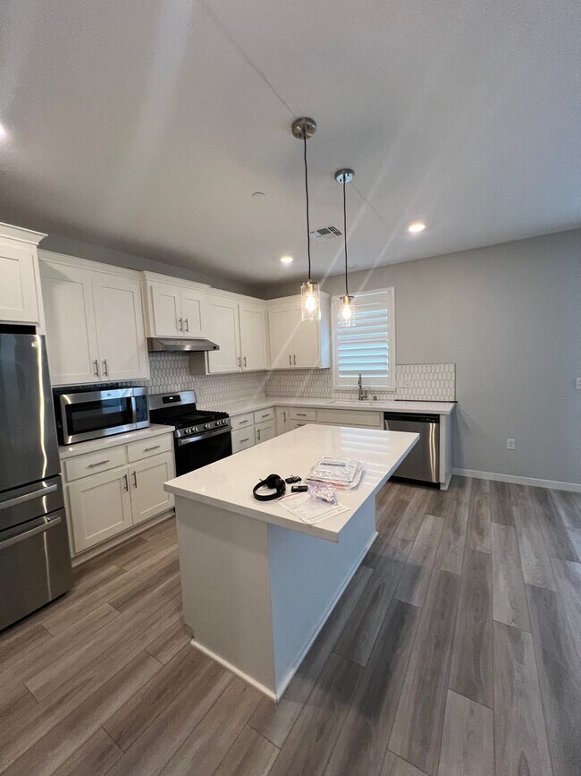 Foto del edificio - Gorgeous 4 Bedroom and 3 Bathroom Home in Wildhawk North Development $3,100 plus utilities and solar