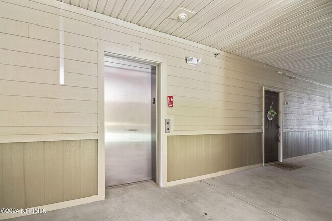 Building Photo - 395 S Crow Creek Dr