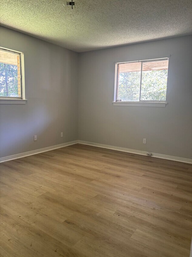 Building Photo - 1010 N Larchmont Dr