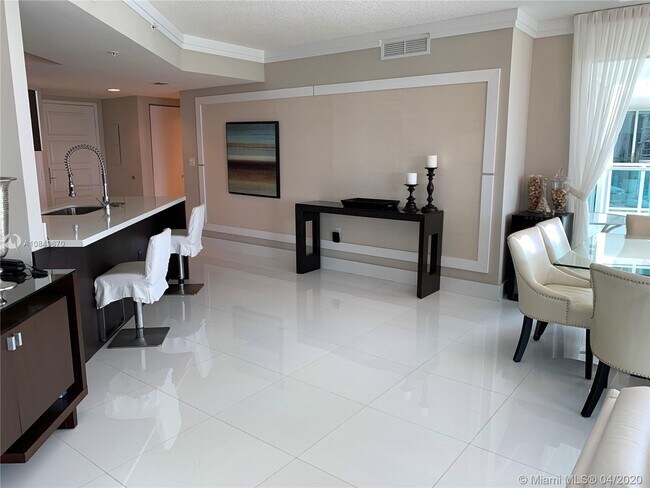 Foto del edificio - 250 Sunny Isles Blvd