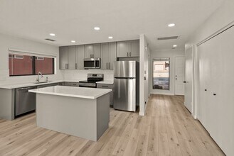 Building Photo - 345 Fairway Oaks Dr