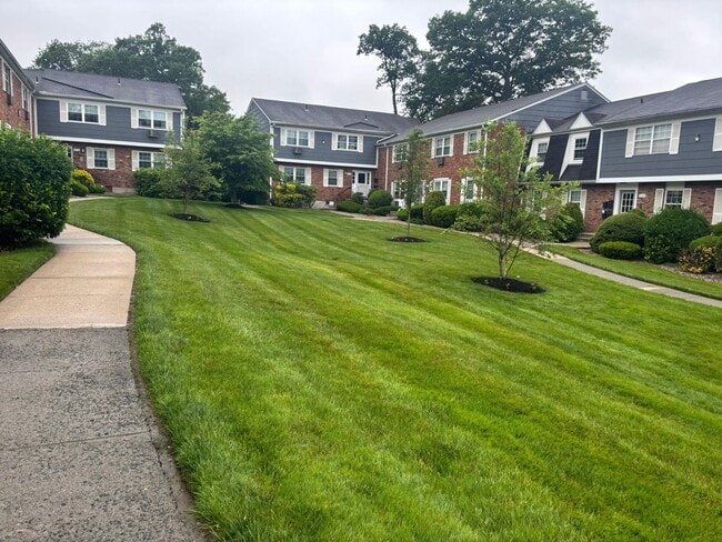 Building Photo - 51 Doxbury Ln
