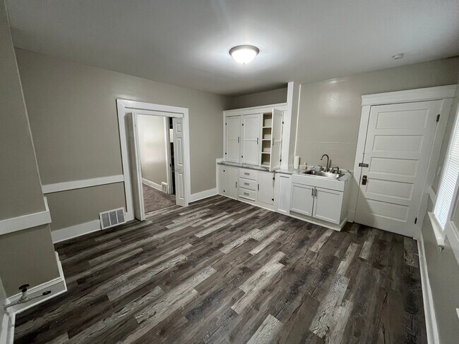 Building Photo - 4420 Bush Avenue, Unit 1