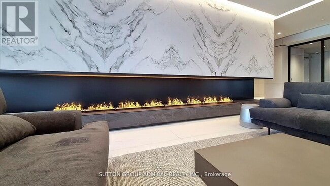 Photo du bâtiment - 30 Upper Mall Wy