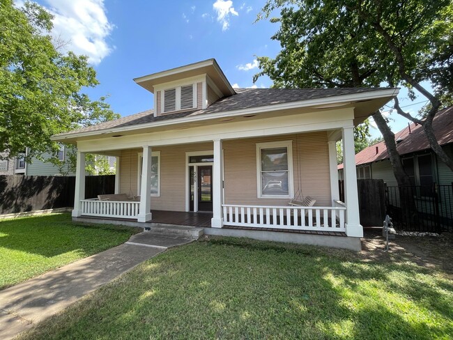 Building Photo - Great 4X2 Home Close to UT Campus