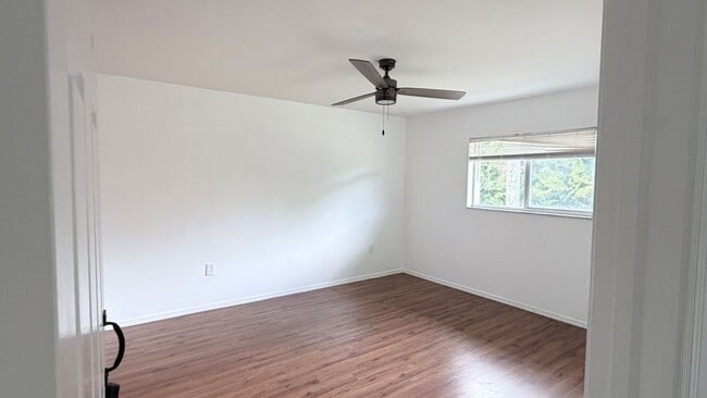 Foto del edificio - 148 Cypress Way E