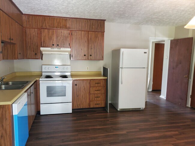 Foto del edificio - 2 Bedroom 1 Bathroom Downstairs unit with off street parking in Midtown Savannah