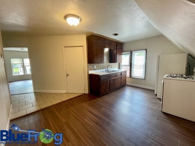 Building Photo - 1323 Doty St