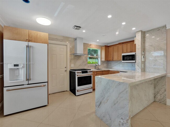 Foto del edificio - 881 NE 46th Ct