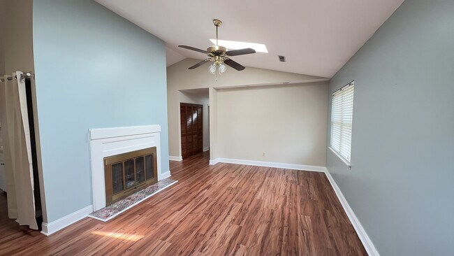Foto del edificio - Beautifully Updated Home with Huge Screened Porch & Fenced Yard!