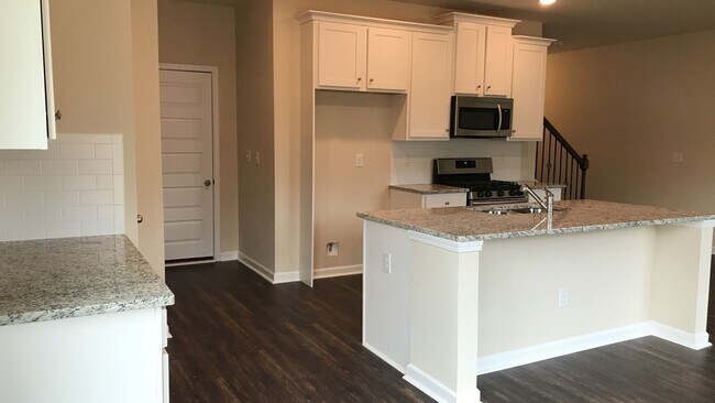 Foto del edificio - 3 BEDROOM TOWNHOME IN OAKWOOD!