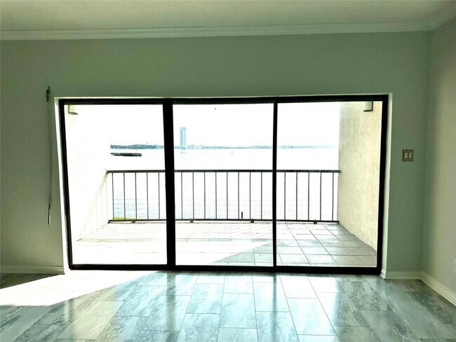 Foto del edificio - 351 Lakeside Ln