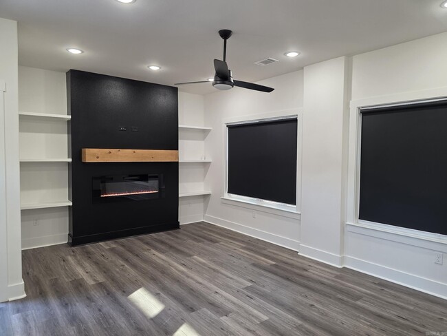 Building Photo - 1814 E 4th St