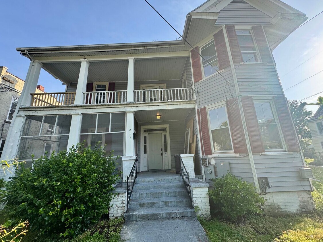 Primary Photo - 213 E Gale St
