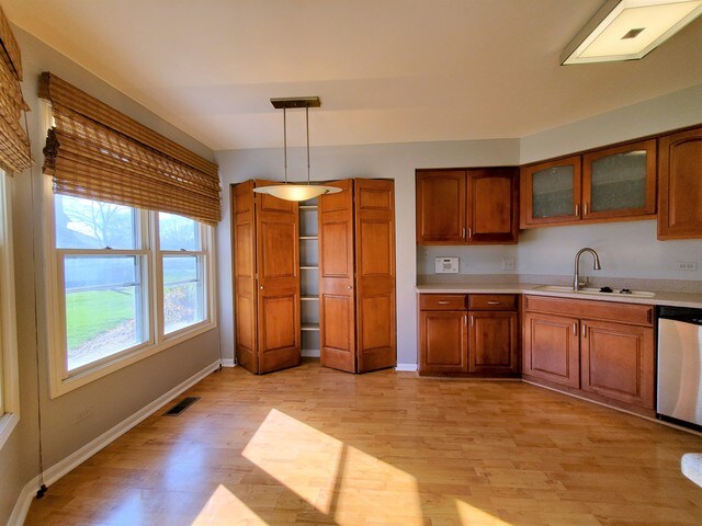 Foto del edificio - 325 Satinwood Ct S