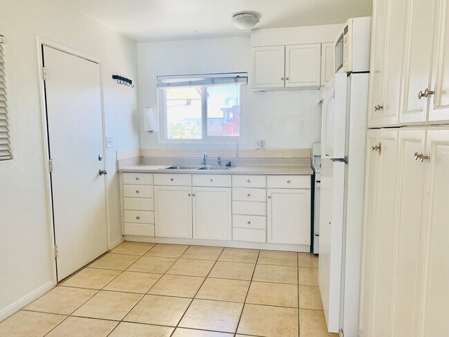Foto del edificio - Live by the Beach! 2BD/1BA Mission Beach Apartment with Garage!