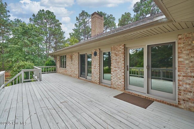 Building Photo - 11 Cardinal Dr