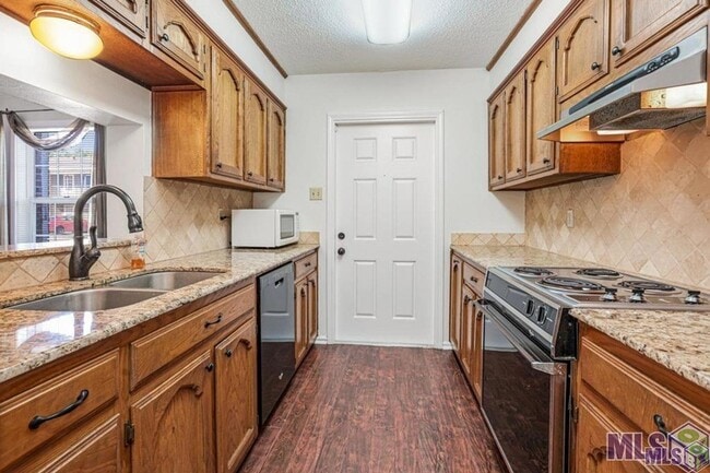 Building Photo - 4625 Parkoaks Dr