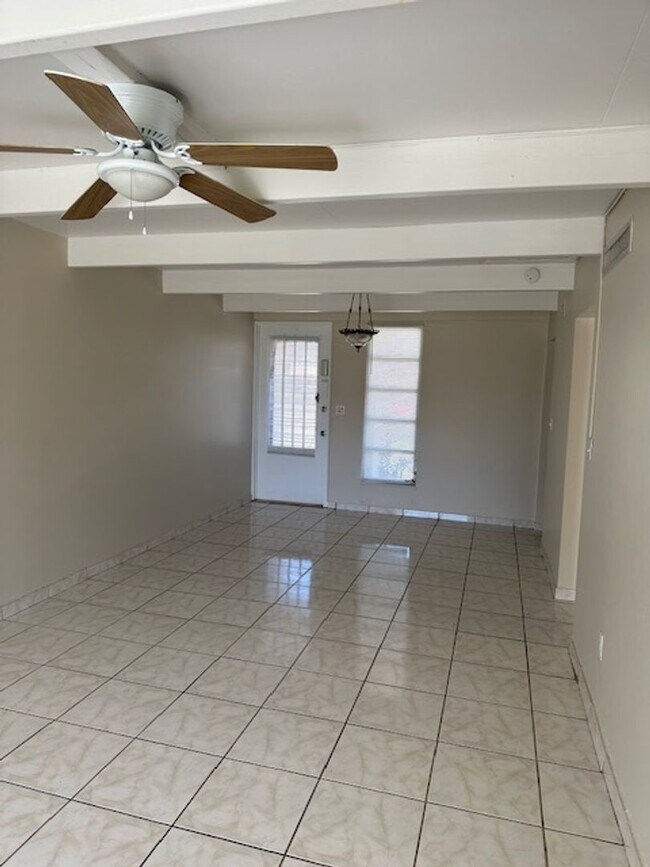 Building Photo - 1 Bedroom 1 Bath Villa in Beautiful Lake W...