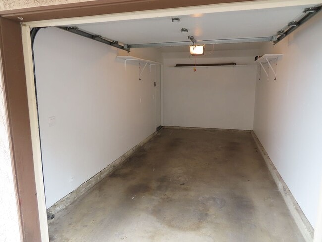 Building Photo - Renovated 2 Bed 2 1/2 Bath Condo with Atta...