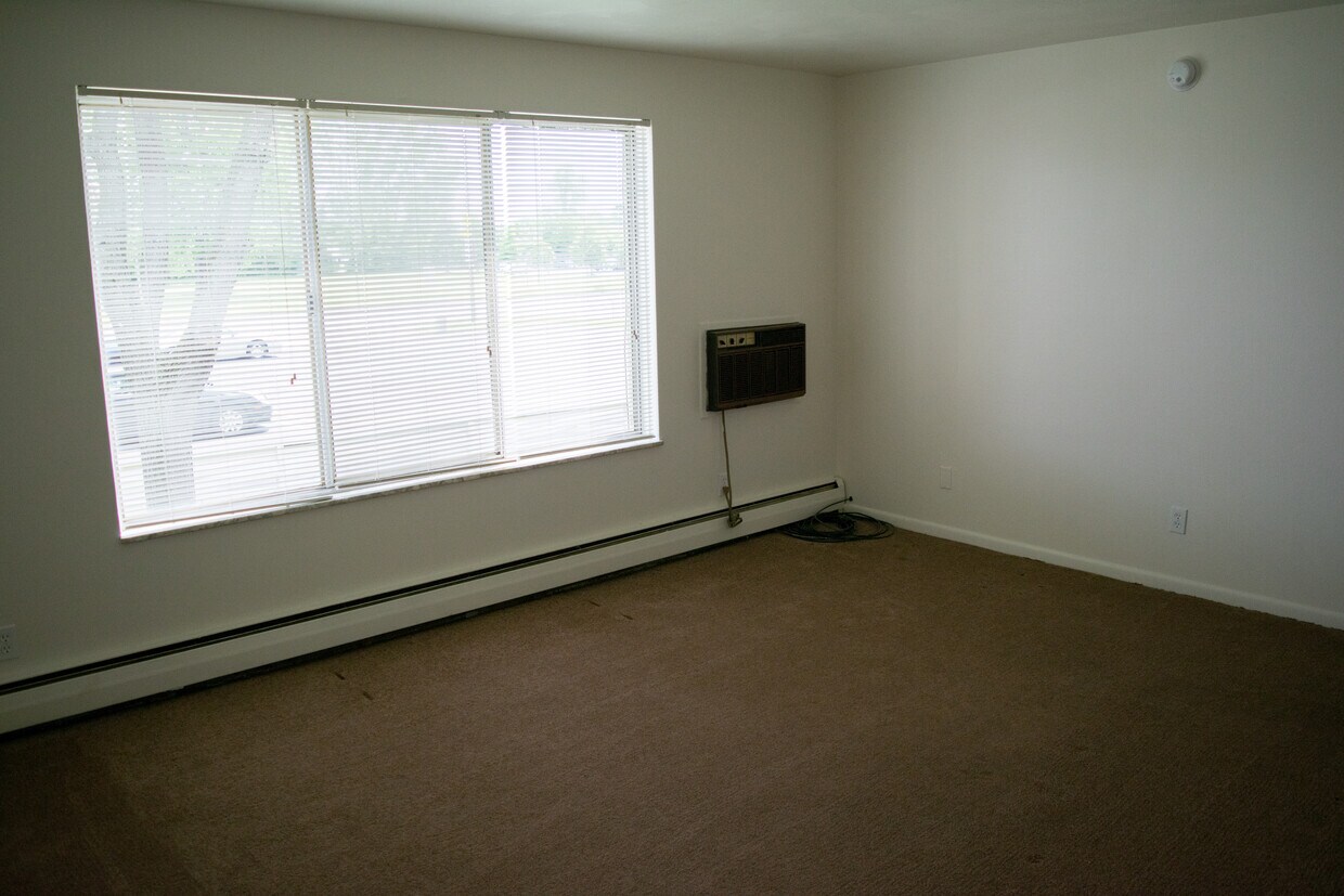 Primary Photo - 4760 Dorr St