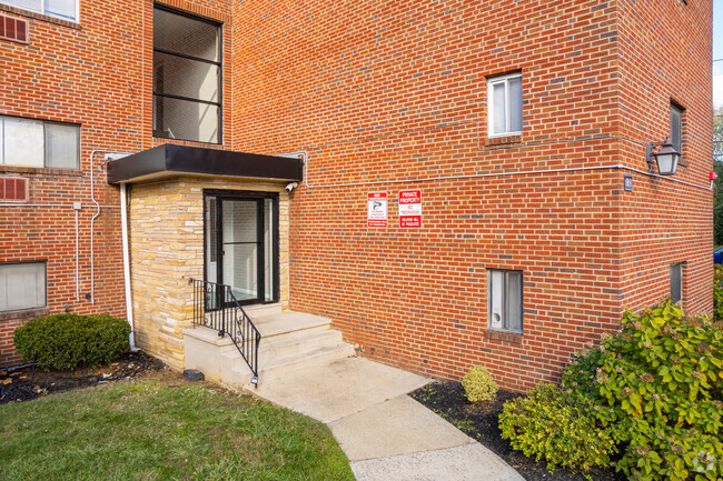 Entrance - Oak Woods (Collingswood Forest LLC)