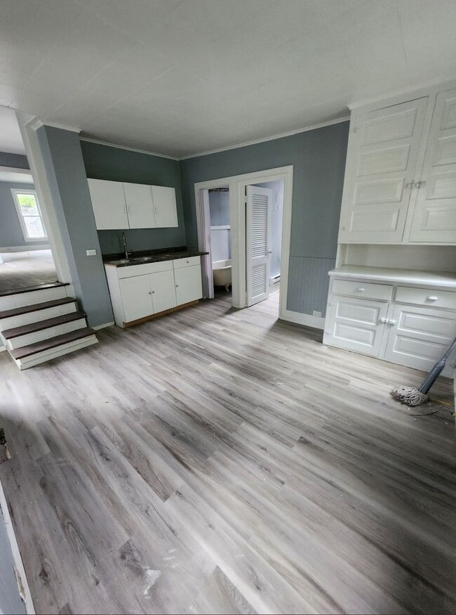 Building Photo - Upper 3 bedroom unit