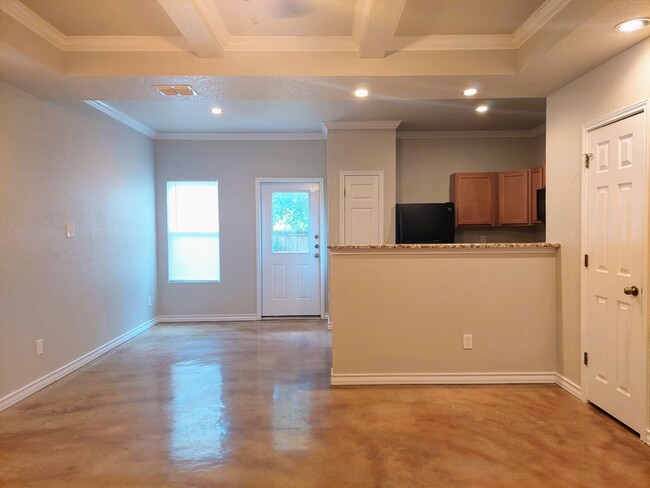 Foto del edificio - $300 OFF Move IN!! Beautiful townhome! 3 B...