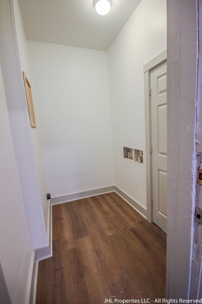 Building Photo - Updated 2 Bedroom 1 Bathroom in Downtown C...