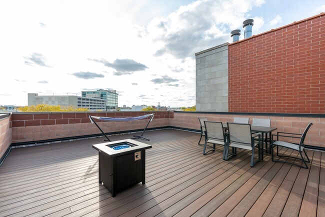 Foto del edificio - 1625 N Clybourn Ave