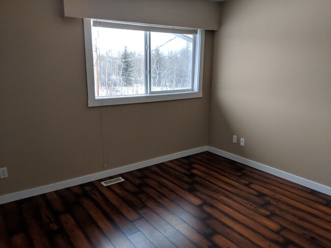 Photo du bâtiment - 1716 Willowbrook Crescent