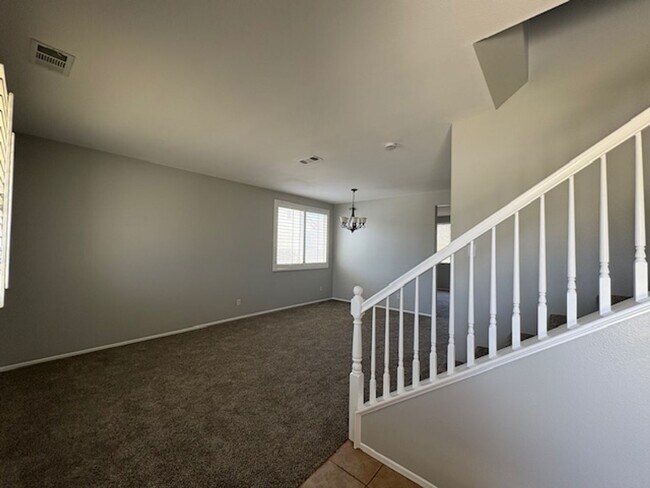 Foto del edificio - 4 Bedroom with NEW Carpet & Paint