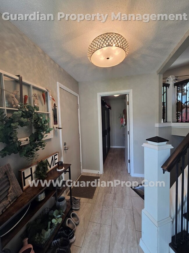 Building Photo - Split Level Home in Roseville Available 8/...
