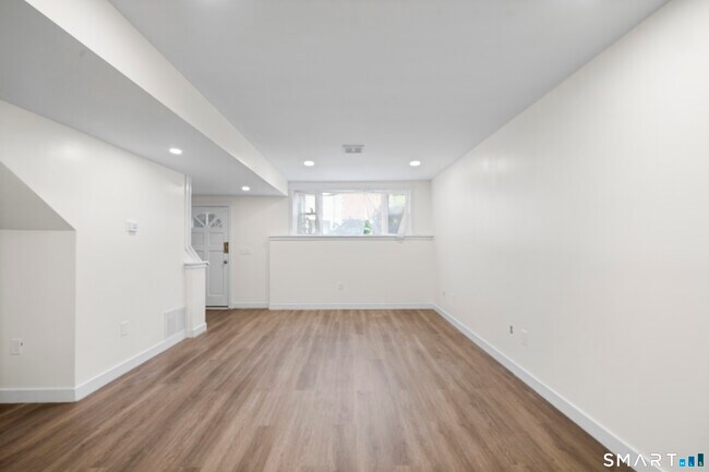 Foto del edificio - 136 Maple Ave