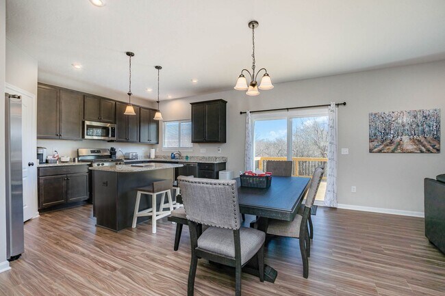 Building Photo - Brand new and fully furnished corporate ex...