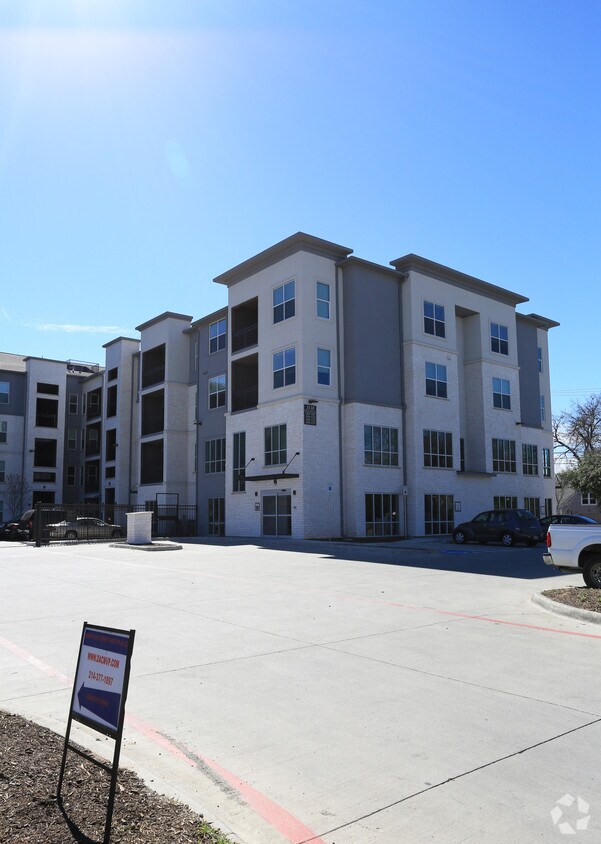 Martha's Vineyard Place Apartments in Dallas, TX