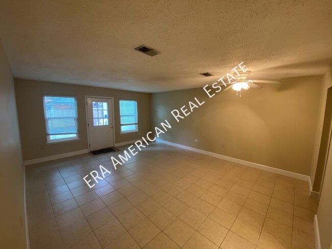 Building Photo - Close to shopping, dining and beaches!