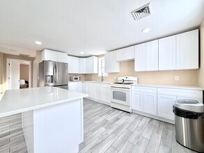 Building Photo - 1572 Summit Ave