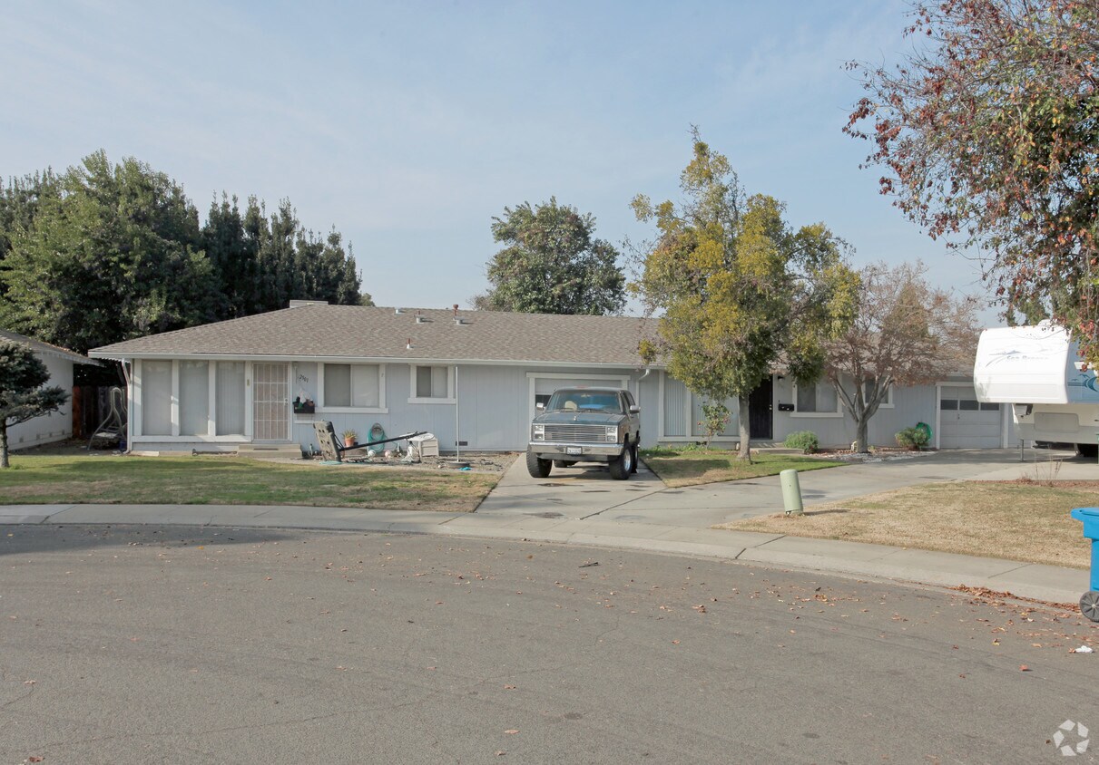 Foto del edificio - 2501-2503 Plumeria Ct