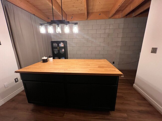 Building Photo - Modern Downtown Loft – Walkable, Stylish, ...