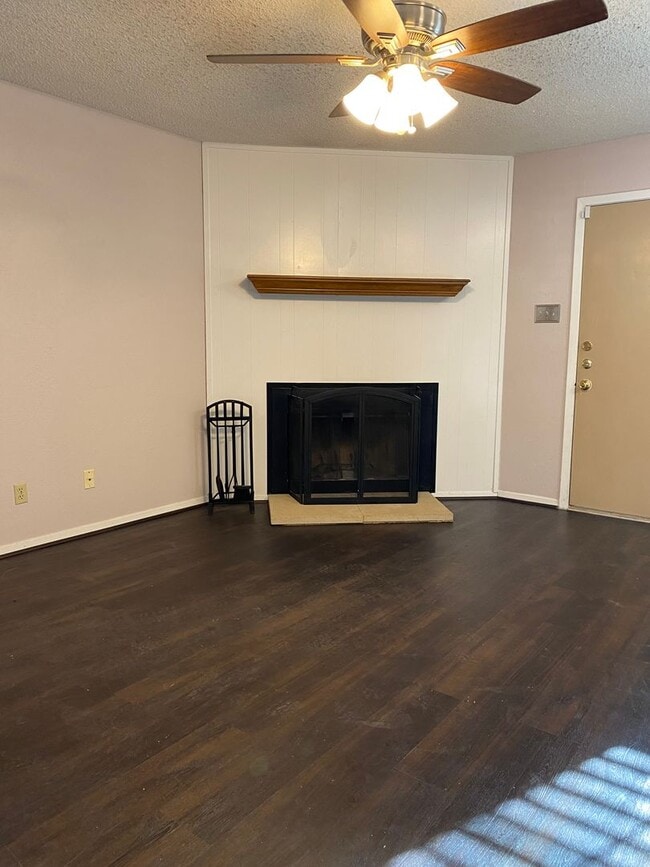 Building Photo - SPACIOUS 3 bedroom 2 bath Townhome!
