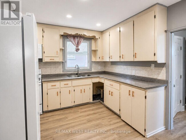 Photo du bâtiment - 875 Ritson Rd S
