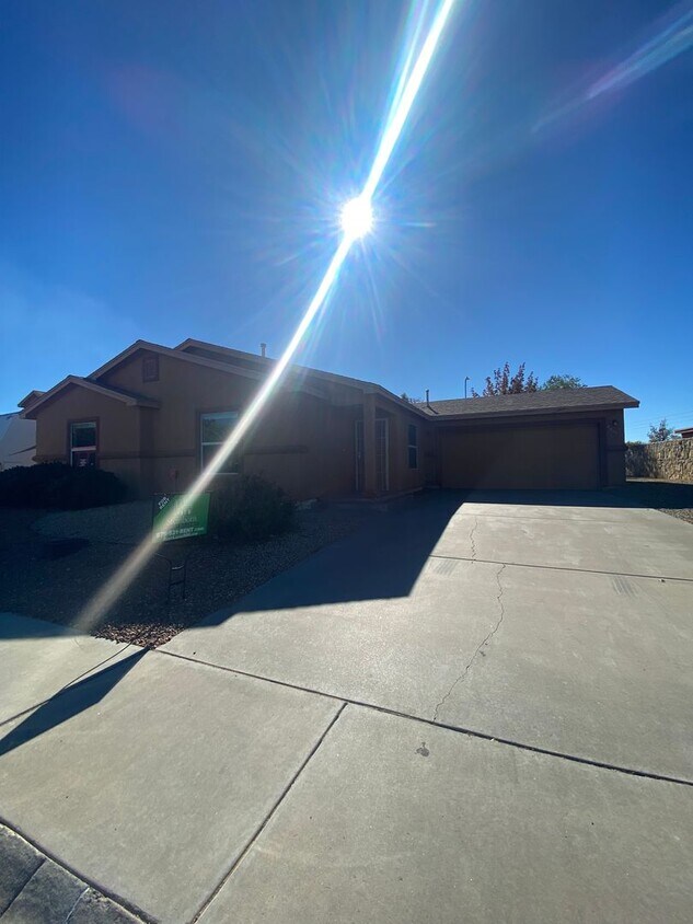 Foto principal - 4 Bedroom, 2 Bathroom House Available Now!