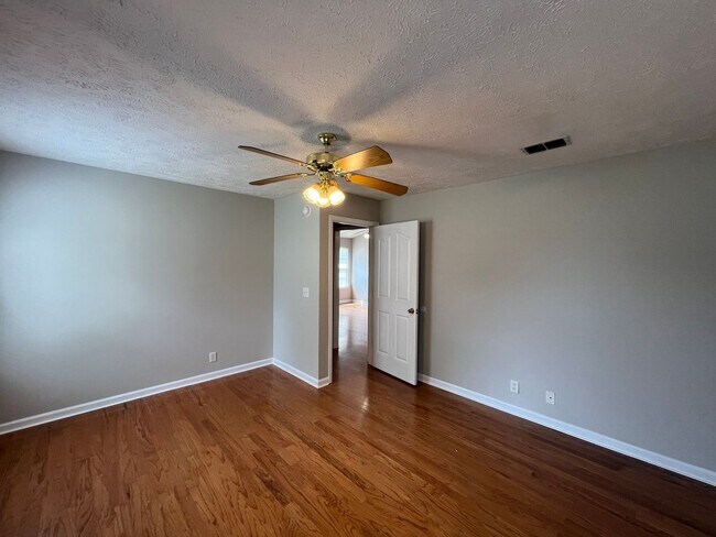 Foto del edificio - Cute 3 BR 2 Bath Home located minutes from MTSU, dining and shopping