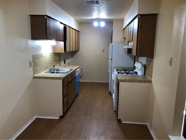 Building Photo - 1418 W Braker Ln