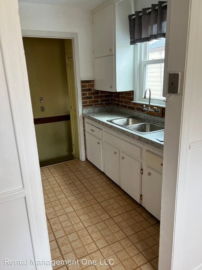 Building Photo - 3 br, 1 bath House - 19469 Roscommon St