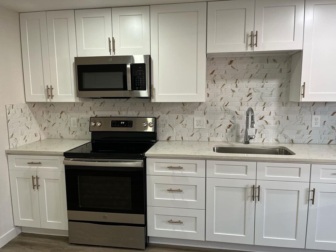 2 Bed Garden Level Unit Available in Lakewood - 2 Bed Garden Level Unit Available in Lakewood