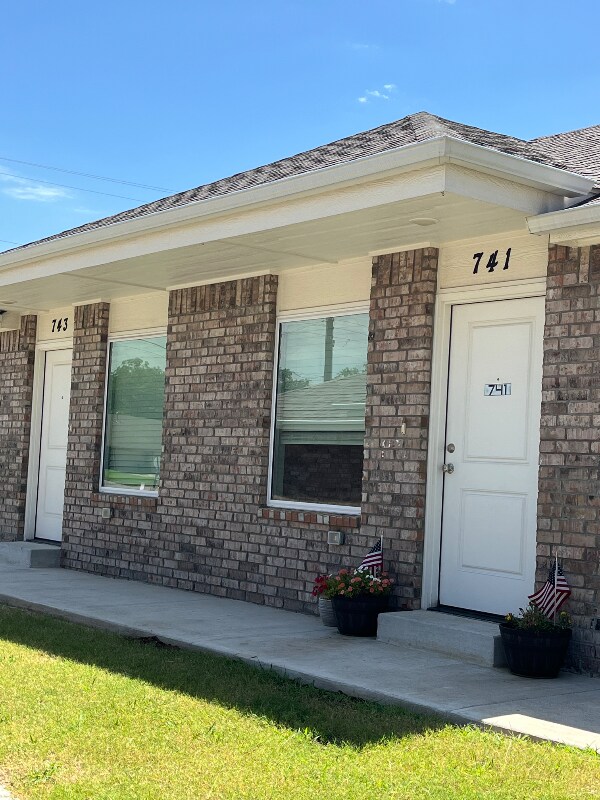 Primary Photo - 741 N Hodge St