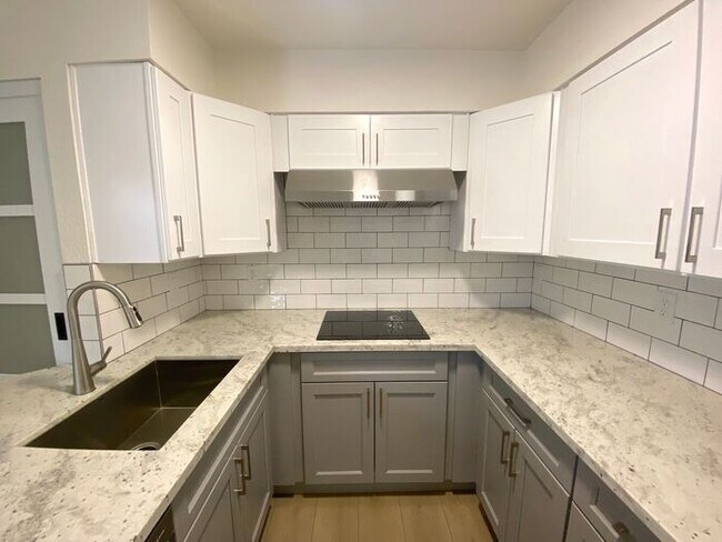 Building Photo - "TinyHouse" Apartment Downstairs - Washer/Dryer, Dishwasher, AC, Parking Space