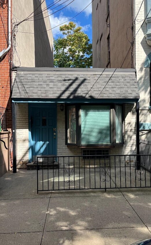 Primary Photo - 221 Park Ave